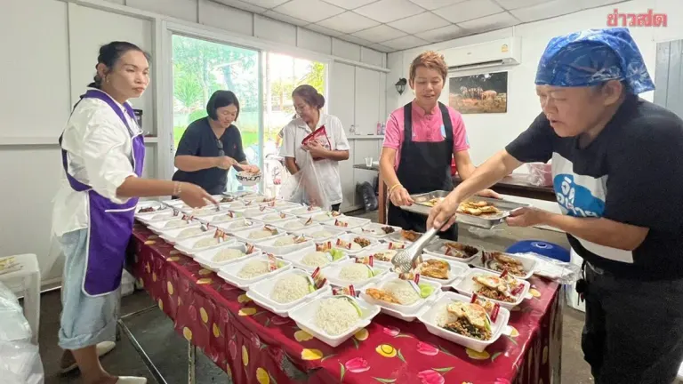 Highway Police Set Up Mobile Kitchen for Flood Victims
