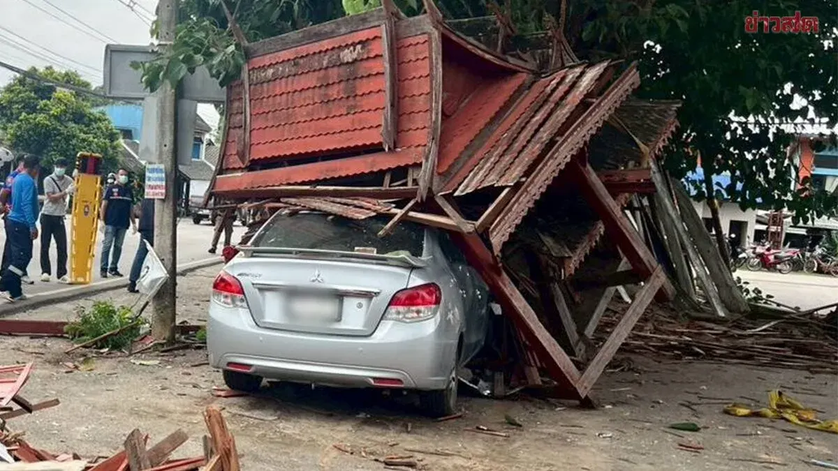 Speeding Car Crashes Into Roadside Shelter, 75-Year-Old Woman Dies