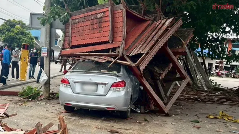 Speeding Car Crashes Into Roadside Shelter, 75-Year-Old Woman Dies
