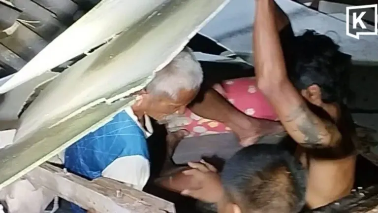 Elderly Man Rescued From Collapsed House in Samut Prakan