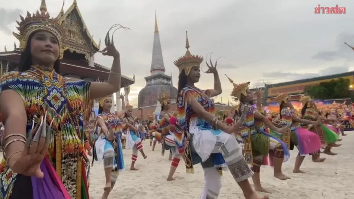 Nearly 1,000 Dancers Perform 12 Ancient Nora Moves at Nakhon Si Thammarat Stupa Festival