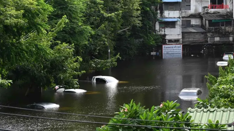 Khlong Chan Flats Submerged; Residents Plead for More Rescue Boats