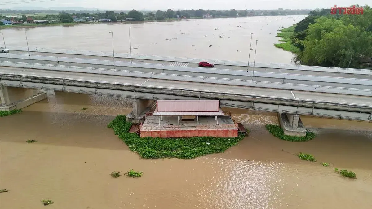 Giant Steel Raft Breaks Loose in Chainat Flood, Drifts 13km Downriver
