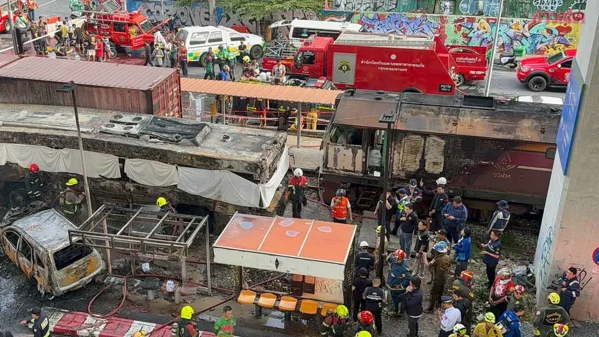 Transport Ministry Orders State Railway and Bangkok Mass Transit to Expedite Investigation into Train-Bus Collision; Full Compensation for Victims