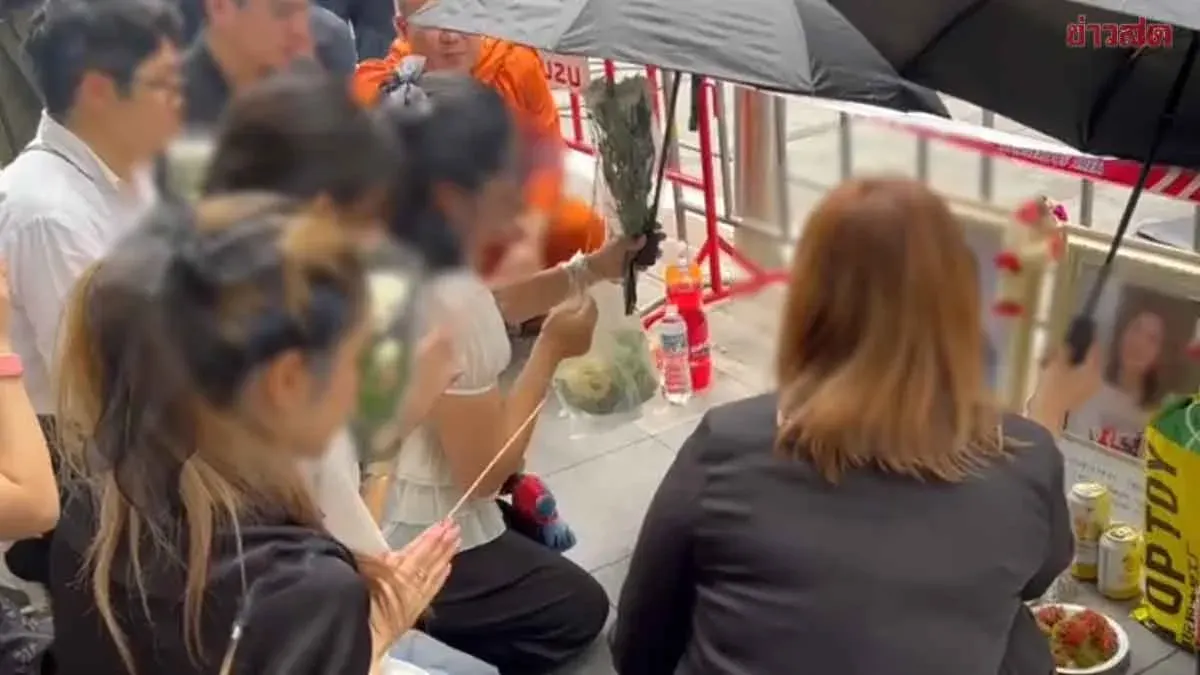 Families Hold Memorial Service for Two Women Killed in Bangkok Bar Fire