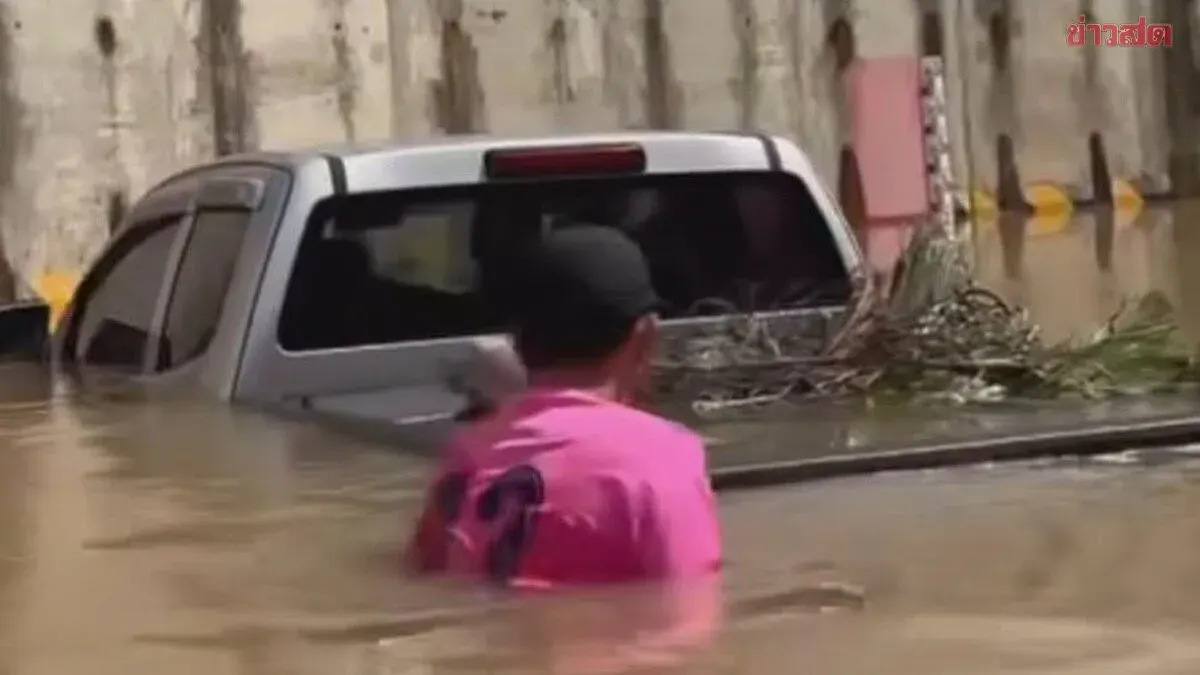 Driver Stalls in Flooded Railway Underpass, Unaware of Rising Water