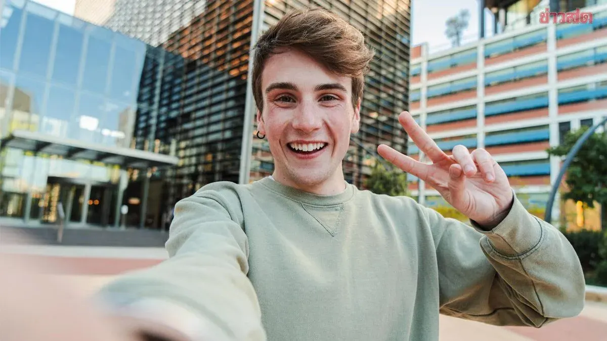 Warning: Taking 'V-Sign' Photos Could Open Door to Criminals Stealing Your Personal Data