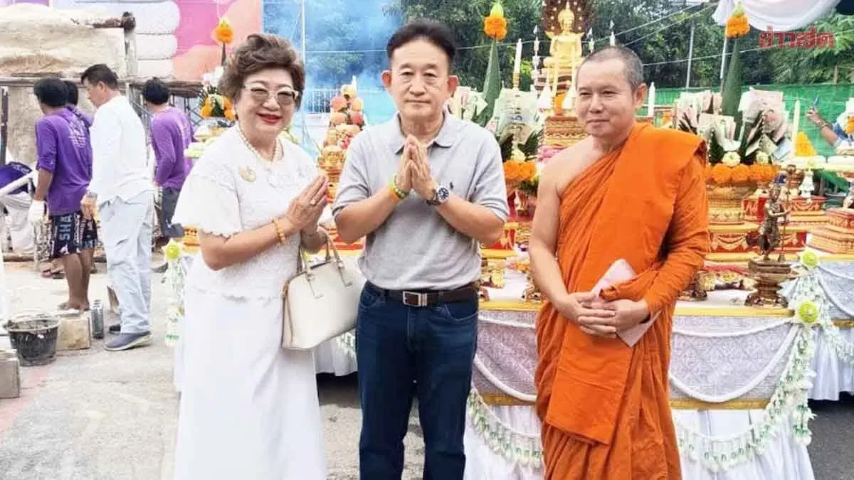 Former Minister Funds Buddha Statue as Royal Merit Offering