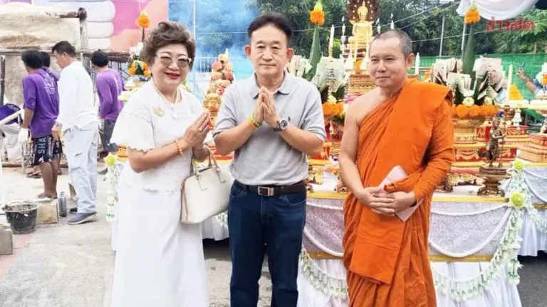 Former Minister Funds Buddha Statue as Royal Merit Offering