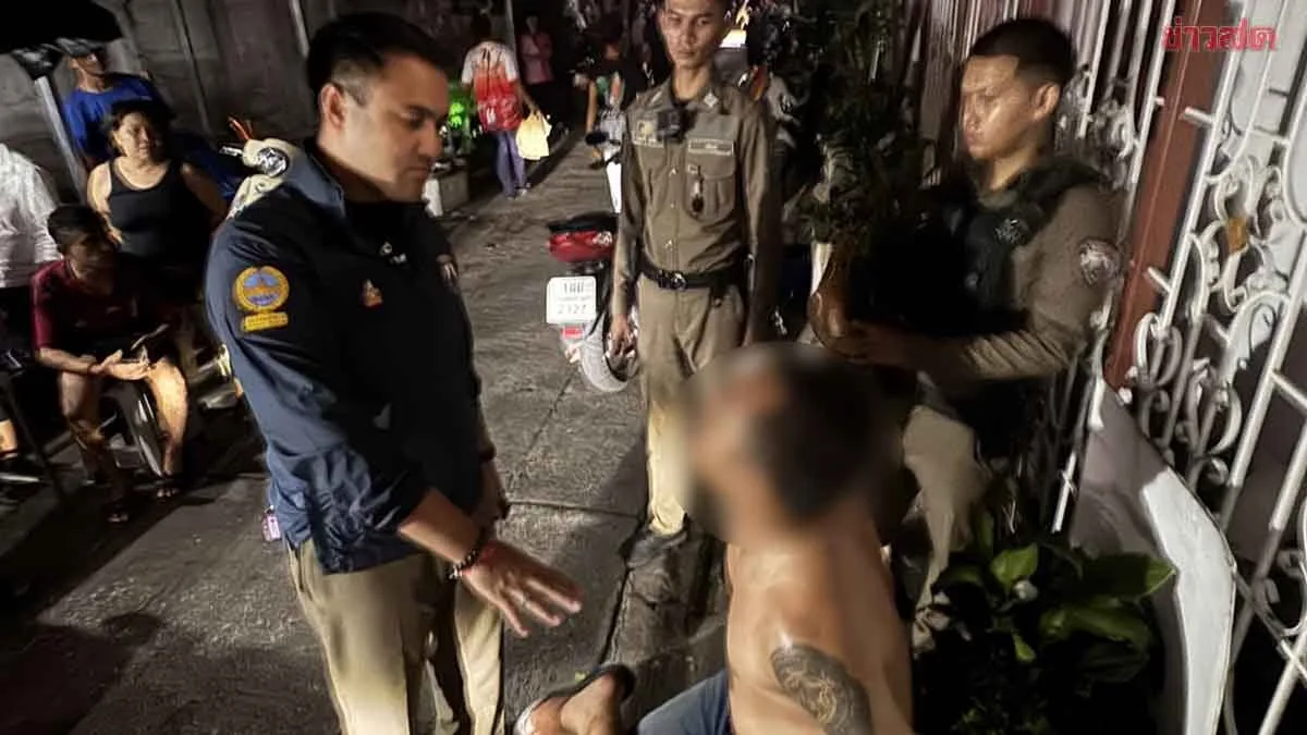 Motorbike Taxi Drivers Clash Over Passengers in Ratchaprarob, Attack Each Other with Hammers