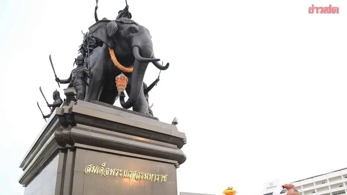 Thai Armed Forces Commander and Government Agencies Lay Wreaths to Honor King Naresuan the Great