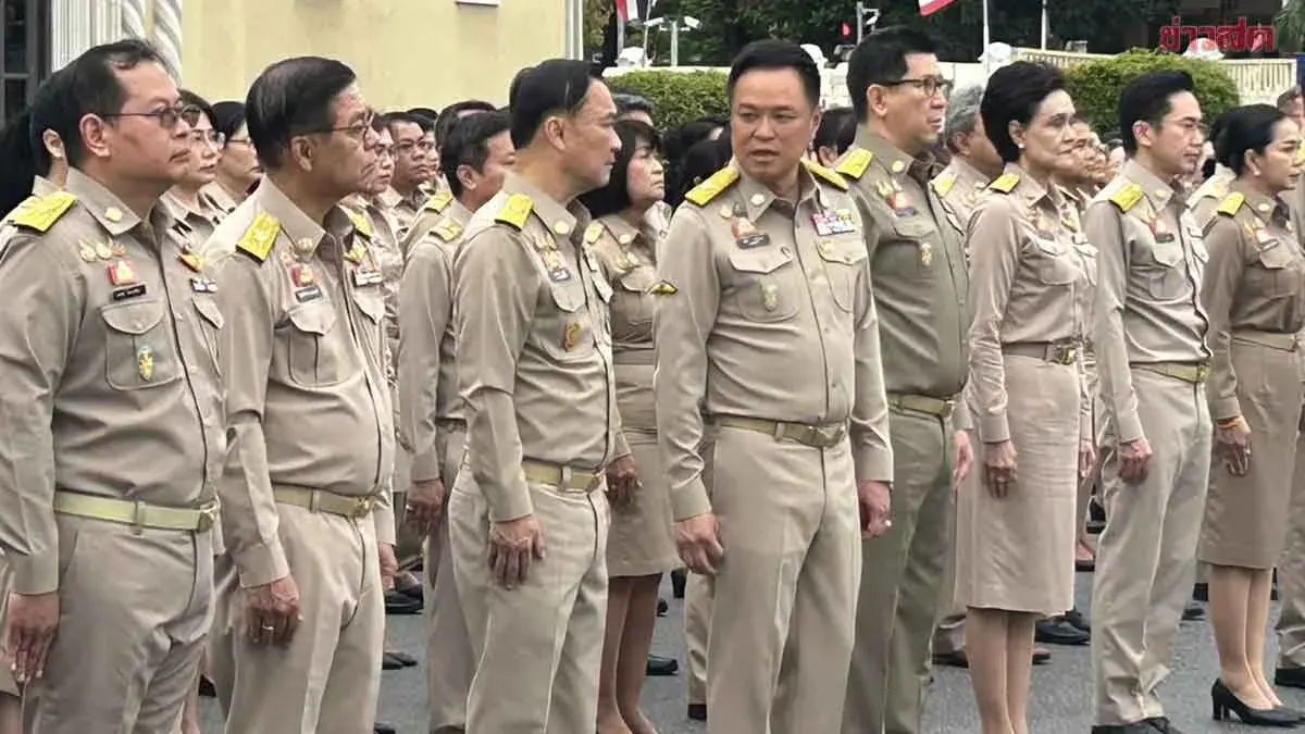 PM Leads Cabinet in Flag Tribute on Thai National Flag Day