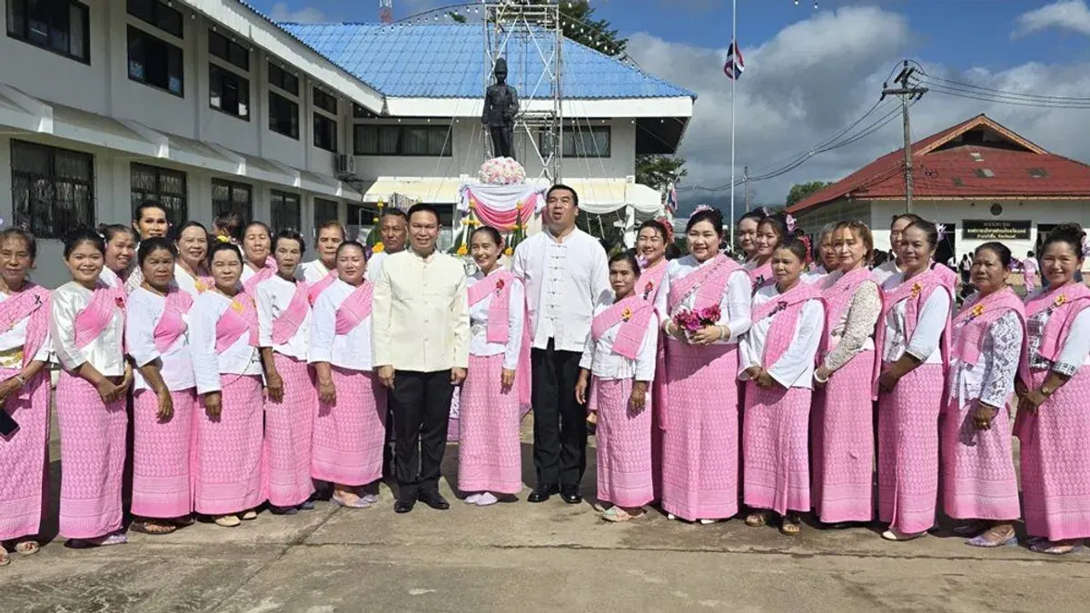 Former Education Minister Opens Wangchian Goodness Festival