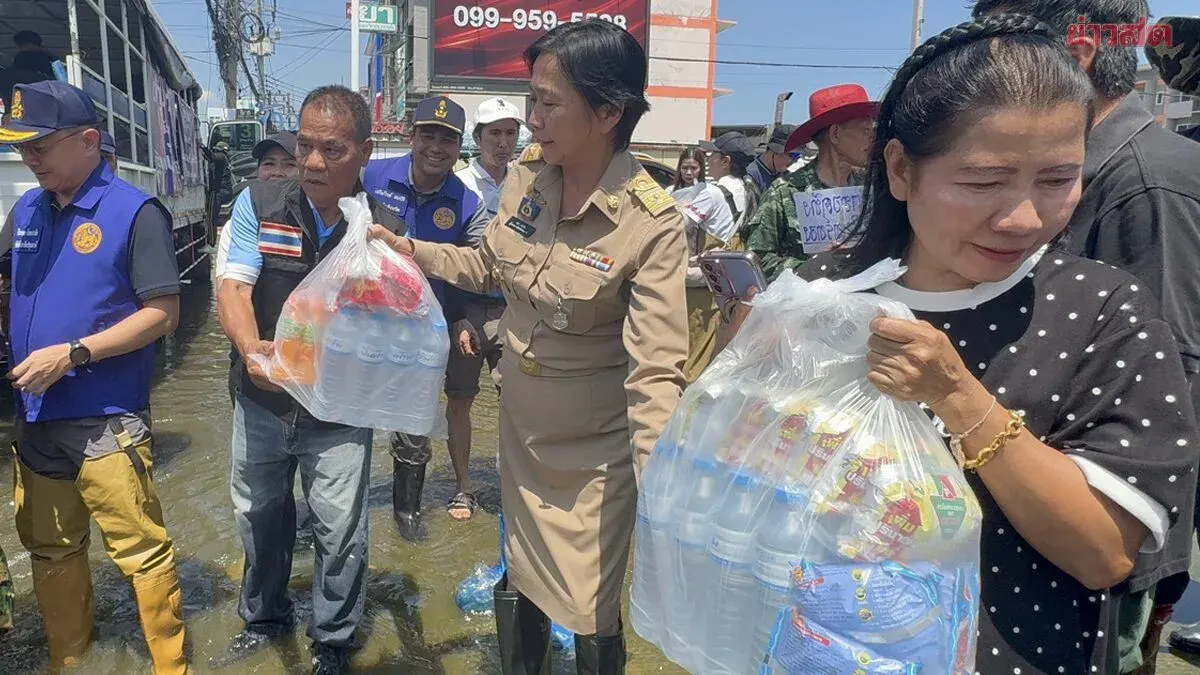 Pathum Thani Governor Visits Flooded Village as Water Turns Foul