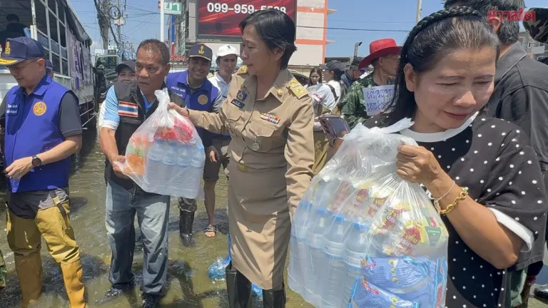 Pathum Thani Governor Visits Flooded Village as Water Turns Foul