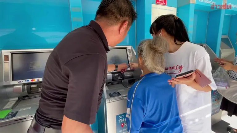 Young Man Intended to Withdraw Cash, Spent Over 2 Hours Helping Residents Verify Identities for Thai Help Thai Plus Program