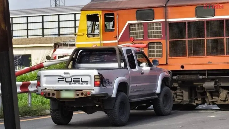 Pickup Truck Barely Escapes Oil Train Near Pattaya