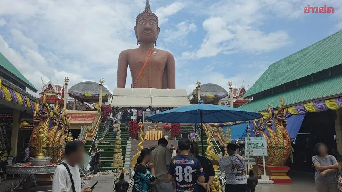 Devotees Flock to Luang Pho Somwang Temple on Mother's Day