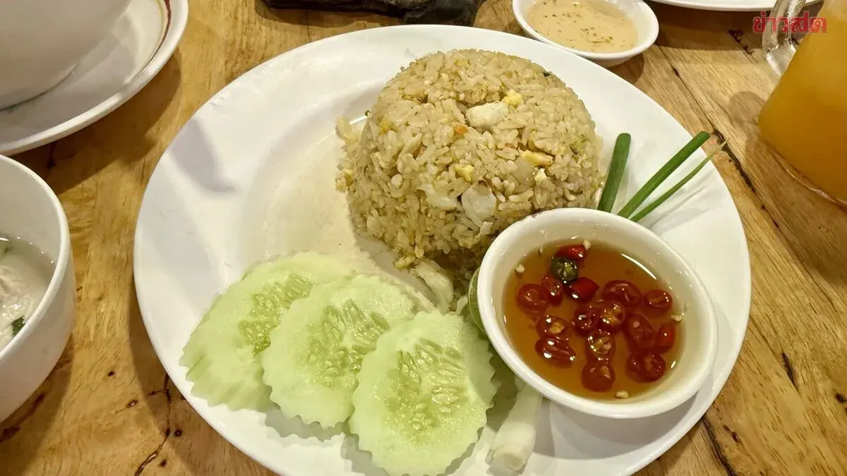 Japanese Woman Falls in Love with Thai Fried Rice