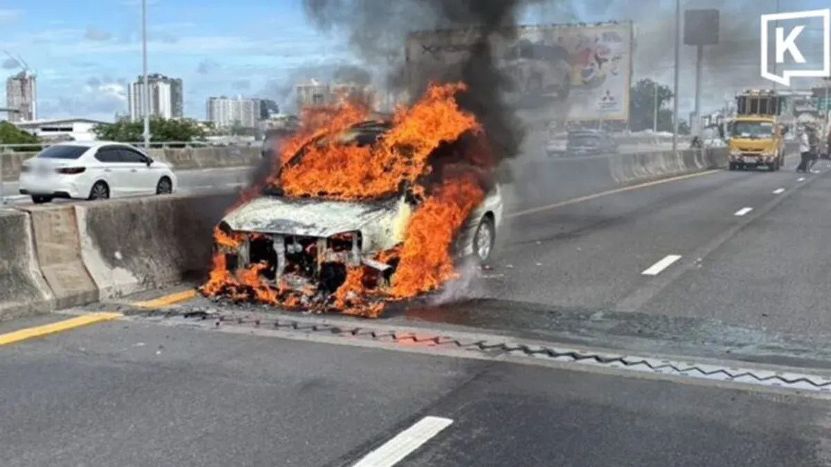 Car Engulfs in Flames on Si Rat Expressway