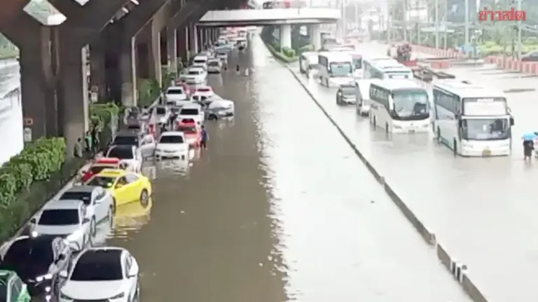 Flooding Shuts Down Bangkok Highway, Police Open Emergency Lane