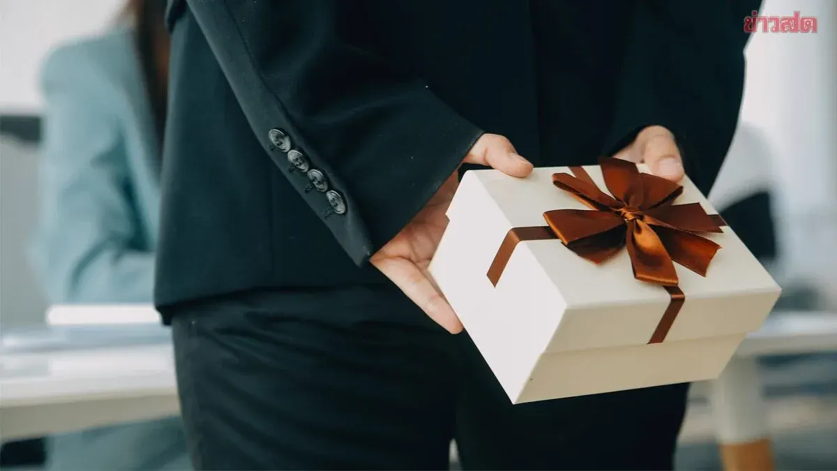 Enough Is Enough! Employees Shocked as Company Hands Out Cheap Gift Bags Instead of Year-End Salary Raises