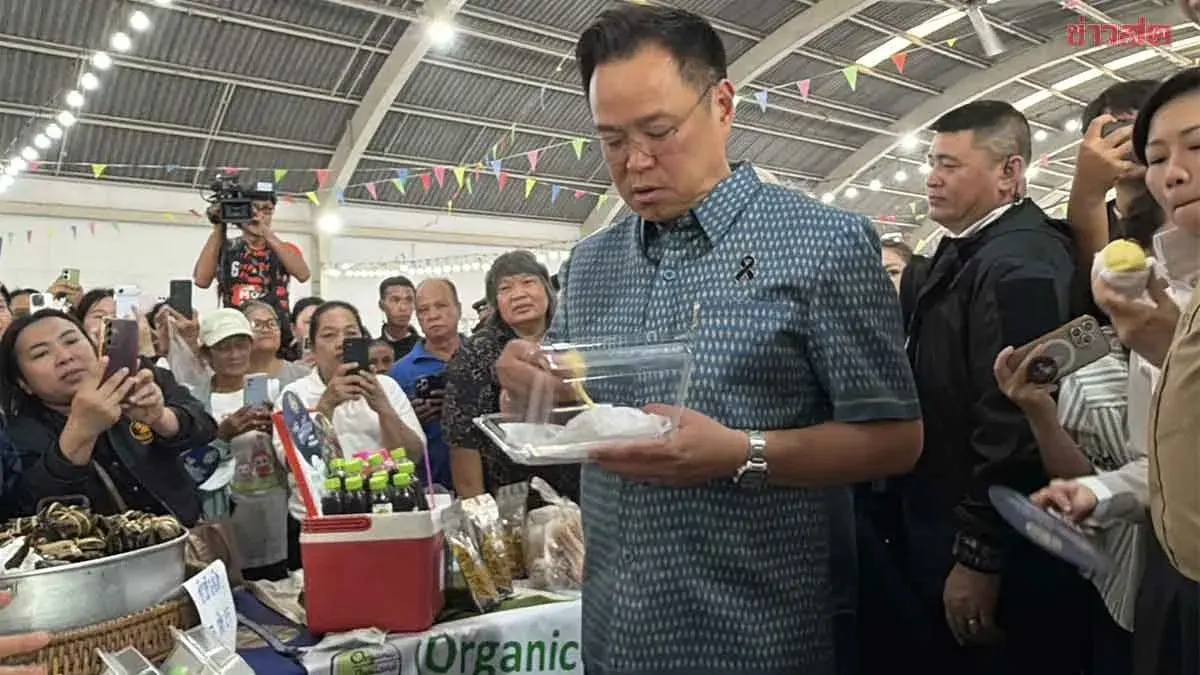 PM Visits Bang Yai to Inspect 'Thai Helping Thai' Products During Nationwide Launch, Deputy PM Pushes Shopping Cart