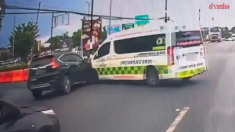 Dramatic Collision at Intersection: Speeding Sedan Crashes into Ambulance While Rushing Patient to Hospital Despite Traffic Stopped