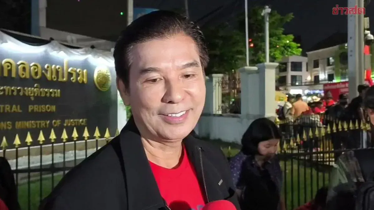 Veteran Red-Shirt Leader Encourages Supporters Gathering for 'Thaksin's' Release, Hails Him as 'PM in the Hearts of the People'