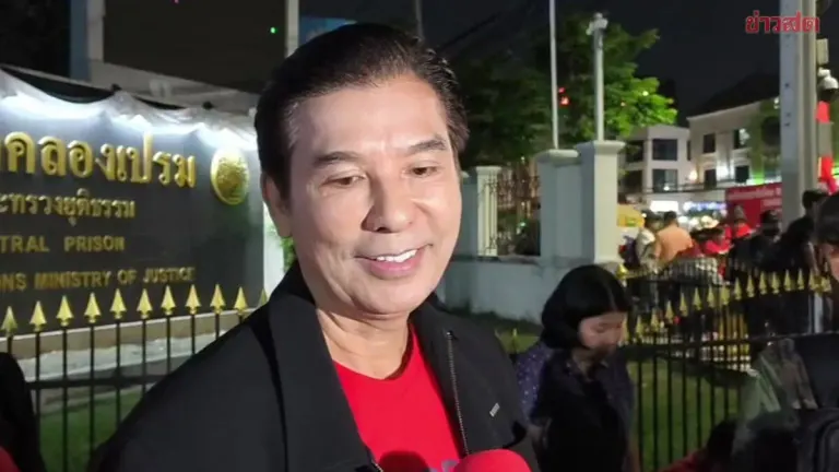 Veteran Red-Shirt Leader Encourages Supporters Gathering for 'Thaksin's' Release, Hails Him as 'PM in the Hearts of the People'