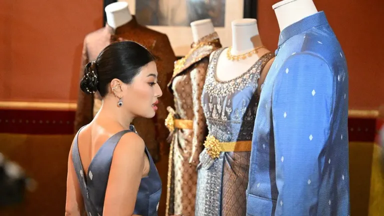 Iconsiam Honors Late Queen With Thai Textile Festival