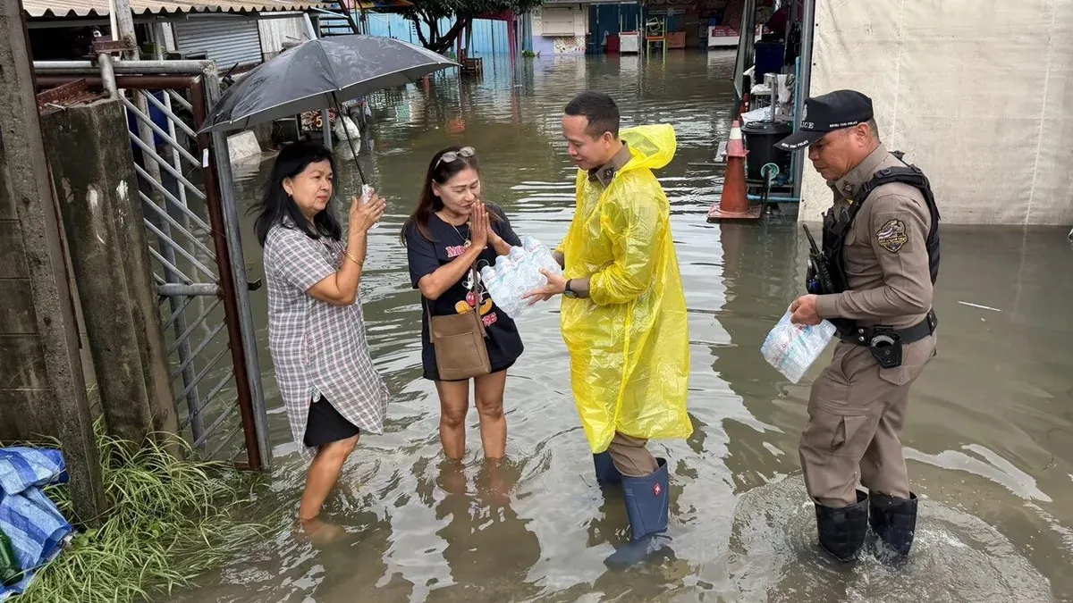 Bang Saothong Police Aid Flood-Hit Residents