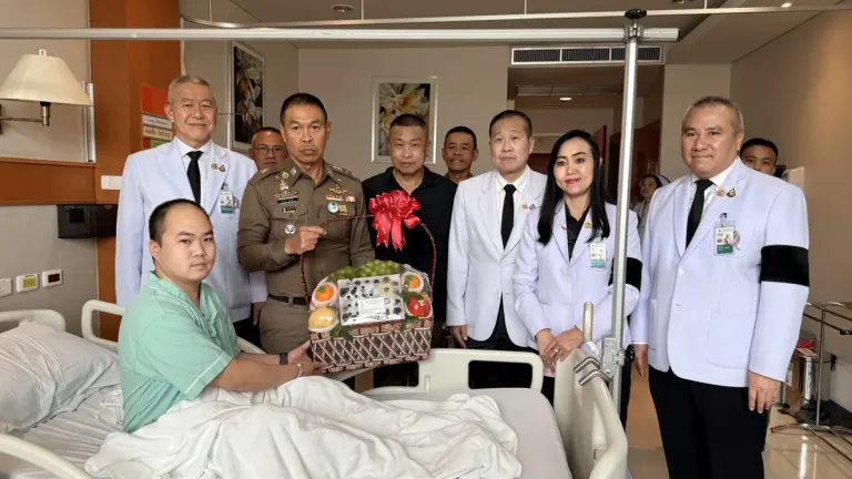 Police Chief Visits Officers Injured in Ladphrao Fire Rescue