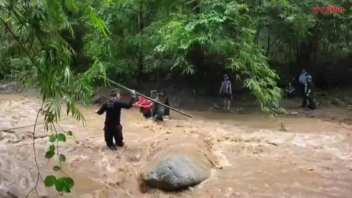 Rangers Rescue Four Teachers Trapped by Floods and Landslide