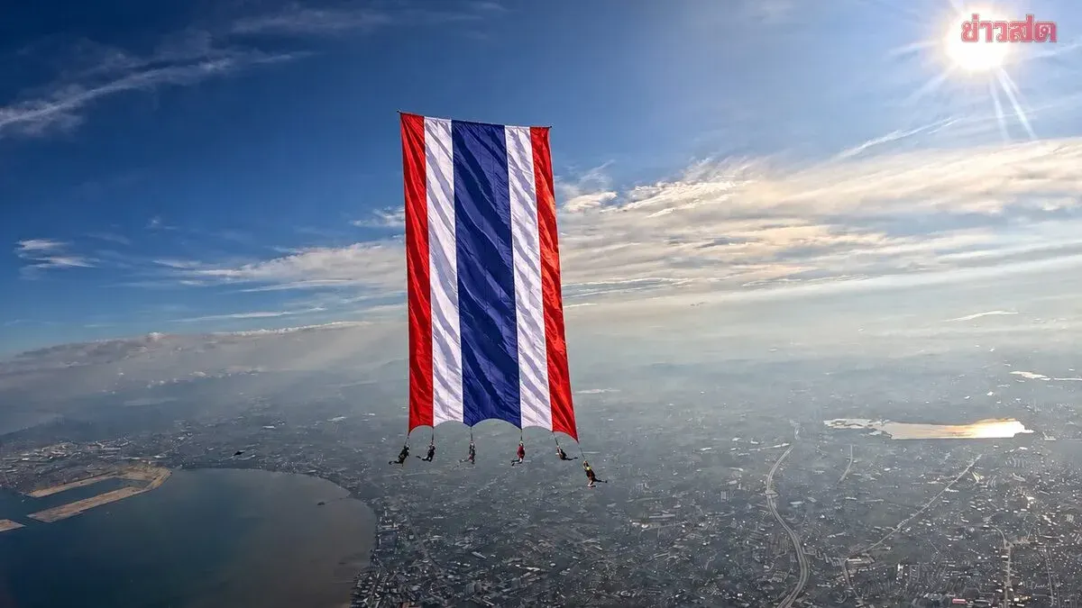 SuperToom Sets Thai Flag World Record on Pattaya Beach