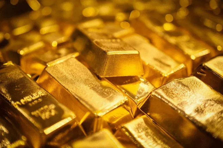 Gold's Downtrend Continues with Three Mounting Pressures; Analysts Recommend Accumulating Below 69,800 Baht