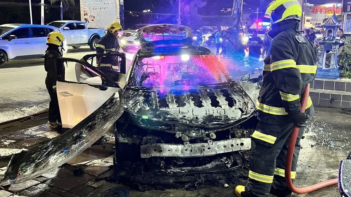 Russian Driver's Car Erupts in Flames Just 100 Meters From the Garage