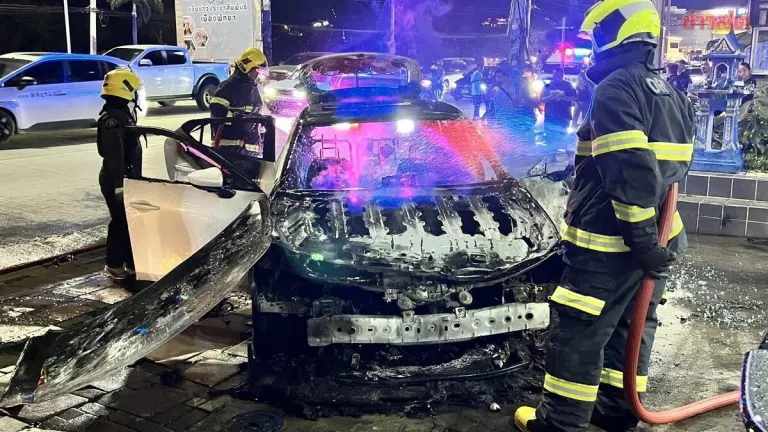 Russian Driver's Car Erupts in Flames Just 100 Meters From the Garage