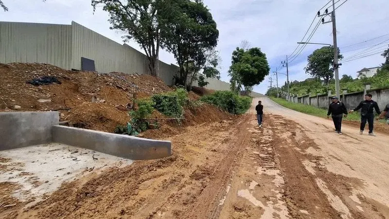 Rain-triggered mudslide blocks Ratsada road