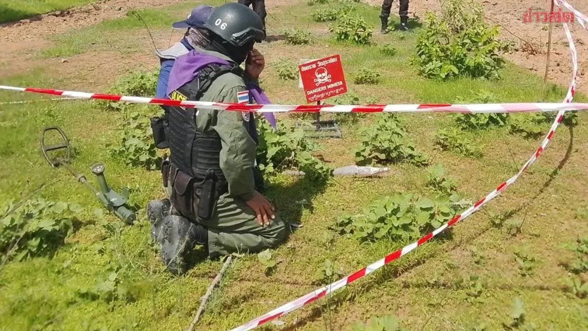 Thai Border Alert: Military Discovers RPG-7 Rocket Hidden in Rice Field in Non Mak Moon, Kok Sung District; EOD Team Rapidly Recovers and Destroys Ordnance