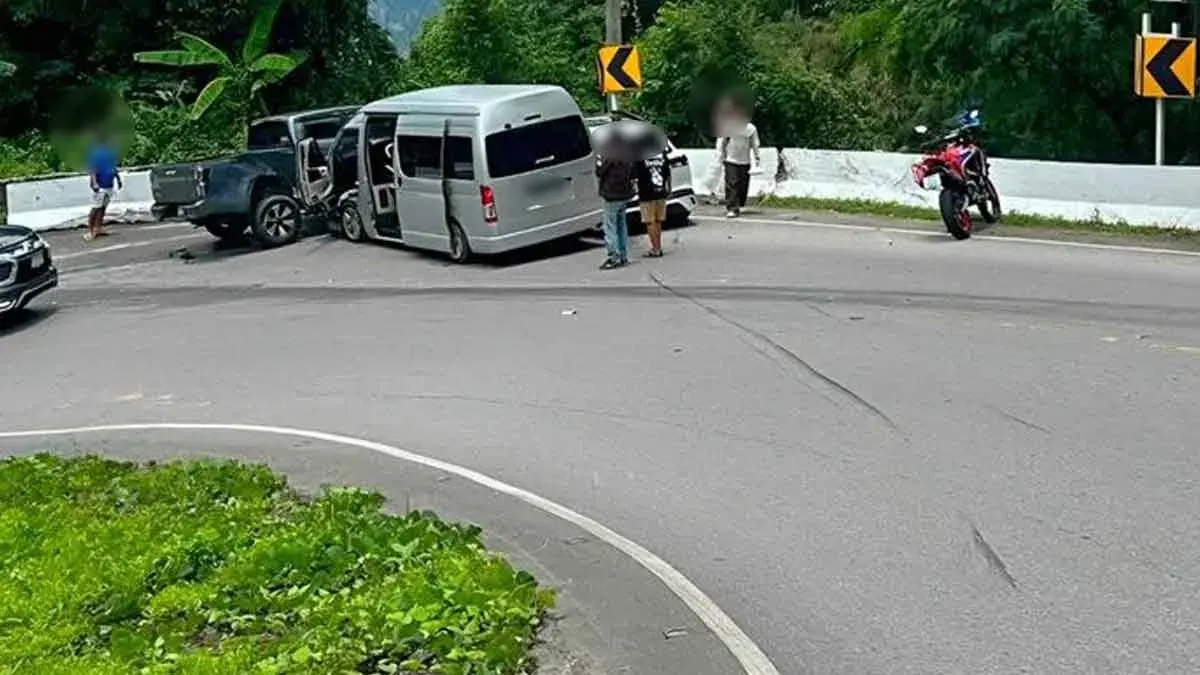Tourist Van Brake Failure Causes Multi-Vehicle Crash in Phetchabun