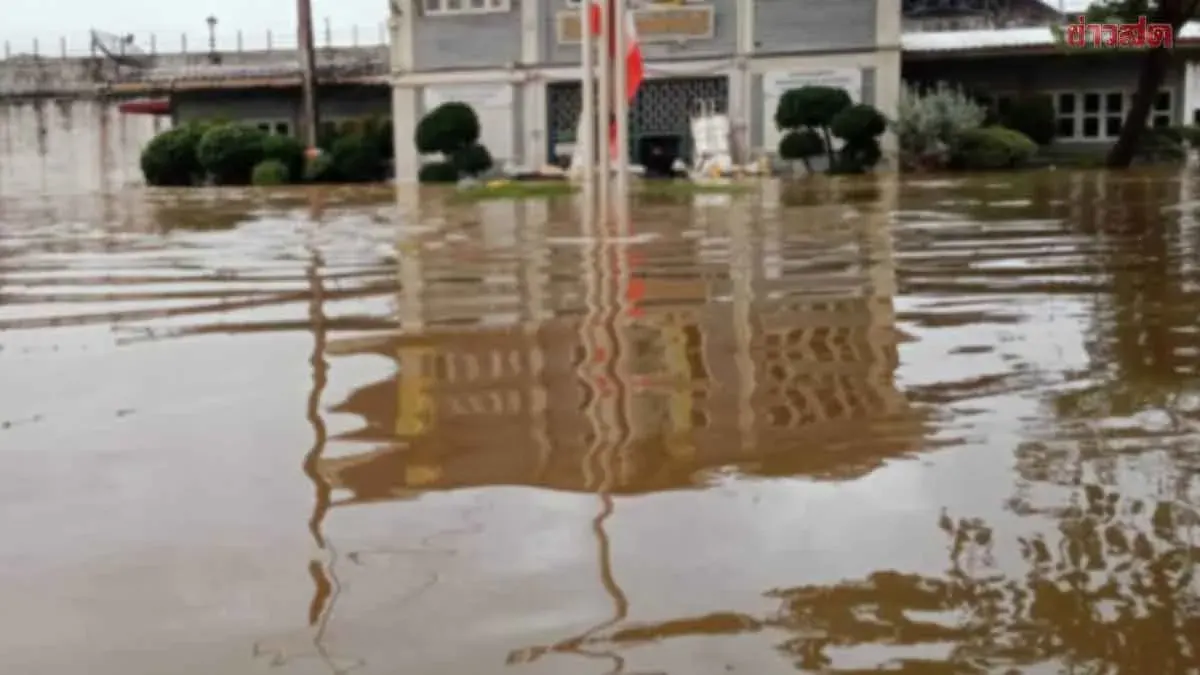 Prison Seeks Boats to Evacuate 350 Inmates in 1.5-Meter Flood