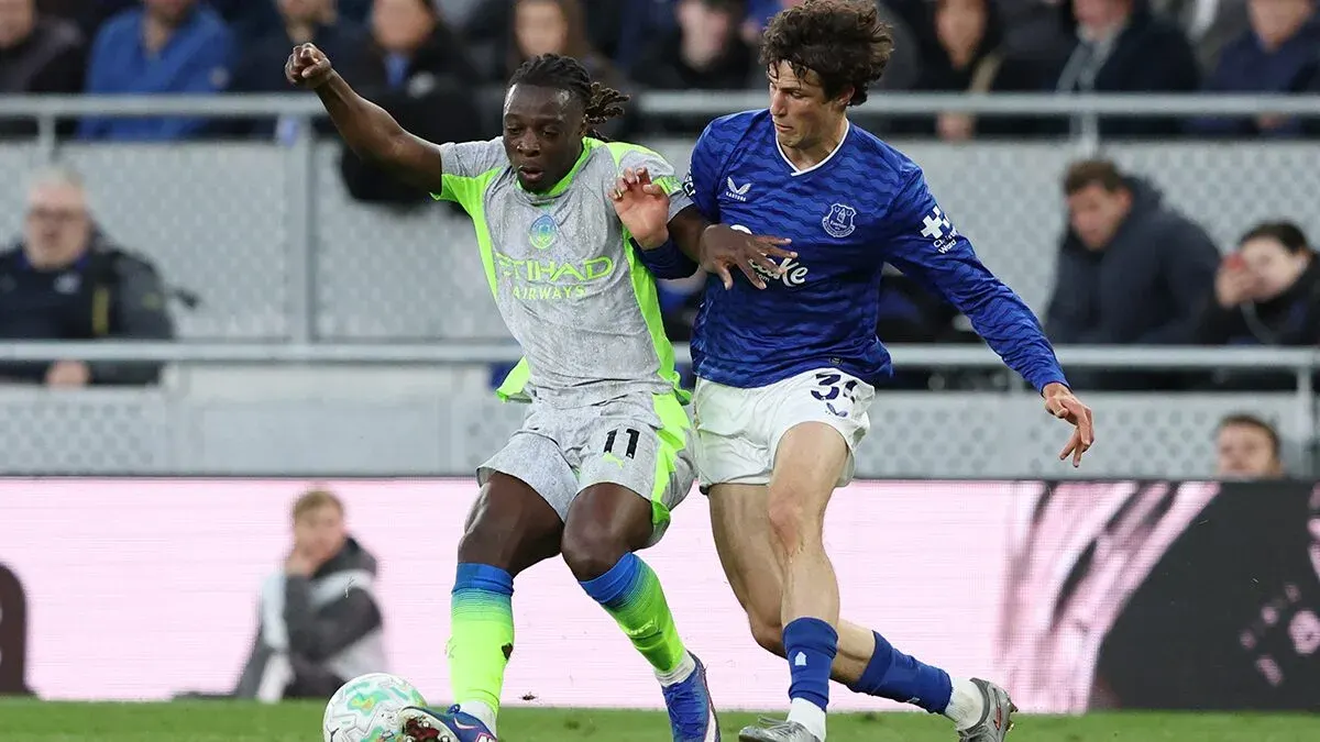 Manchester City Narrowly Avoids Defeat Against Toffees in Thrilling Draw, But Trails Arsenal by Five Points