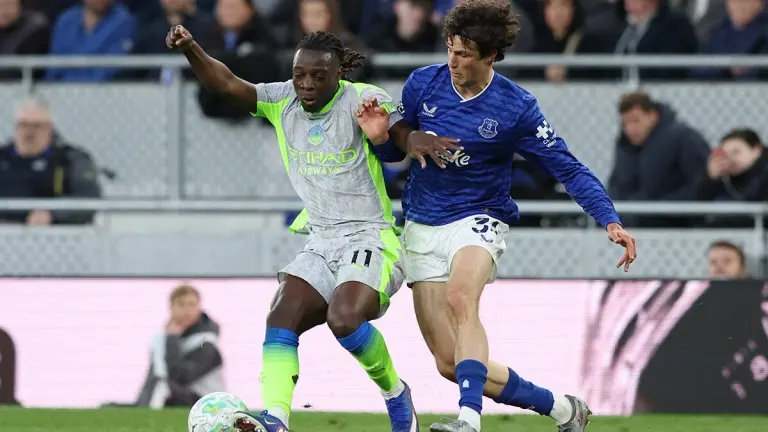 Manchester City Narrowly Avoids Defeat Against Toffees in Thrilling Draw, But Trails Arsenal by Five Points