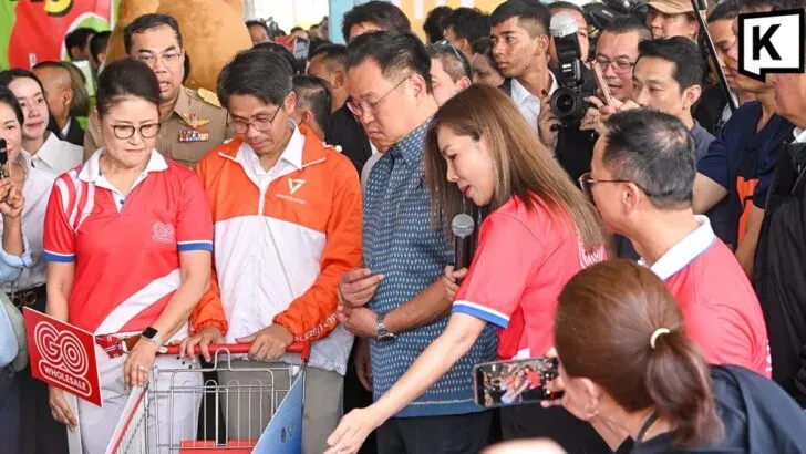 PM launches 'Thai Helps Thai' scheme, visits market