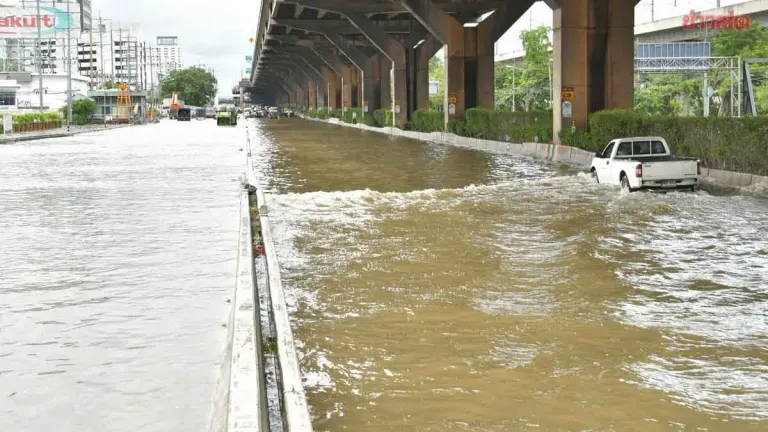 Traffic Police Urge Two Alternate Routes to Avoid Flooding on Viphavadi Road