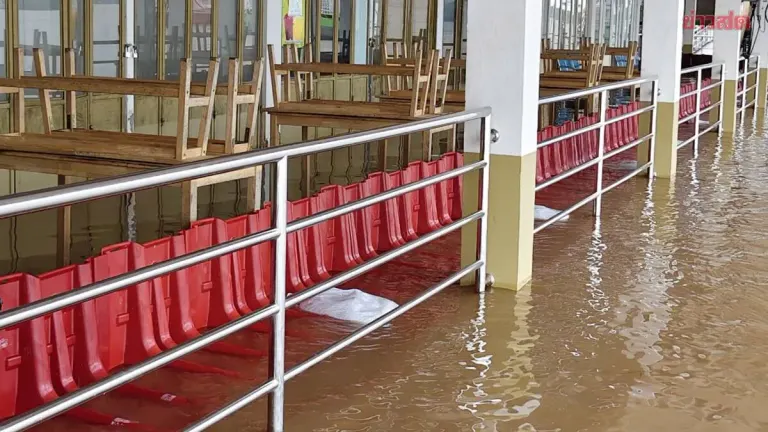 Mekong River Nears Critical Level, Flooding Shops Below Phaya Naga