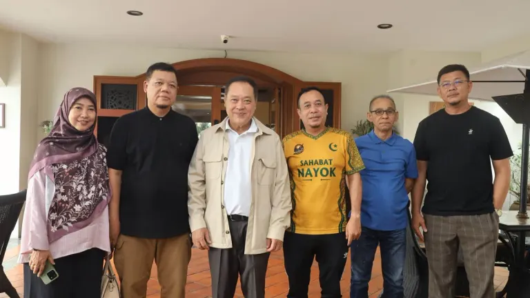 Prachachat Leader Urges Peace Act for Deep South