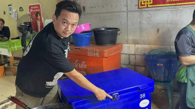 Nonthaburi Noodle Vendor Rages Over Teen Thieves' Food Theft