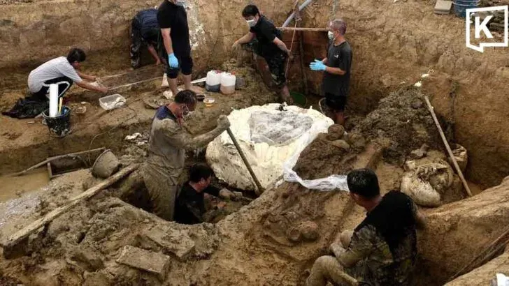 Archaeologists Lift One-Ton Soil Block to Preserve Ancient Skeletons
